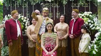 Serial Layangan Putus menggambarkan kisah rumah tangga yang dijalani oleh Aris (Reza Rahadian) dan Putri Marino (Kinan). Dok. MD Pictures