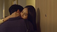 Keduanya menjalin kisah cinta terlarang yang ditutupi dari Kinan. Dok. MD Pictures