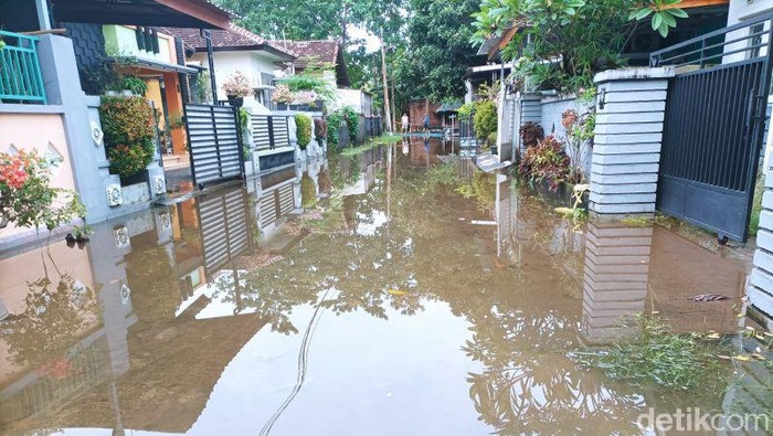 Lombok banjir di sejumlah wilayah. Penyebab Lombok banjir karena adanya hujan lebat disertai angin kencang. Bagaimana kabar terbarunya?