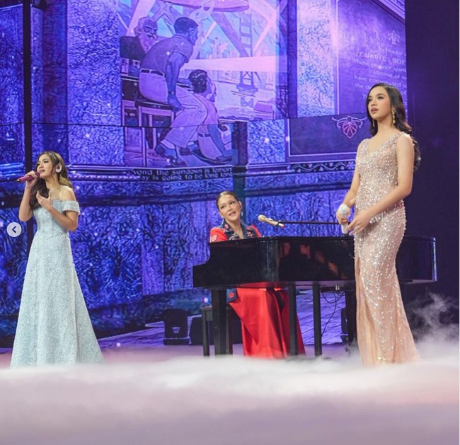 Penampilan Lyodra saat menghadiri acara Indonesian Music Award itu sukses bikin terpana. Dengan makeup bernuansa nude dan rambut yang dibiarkan terurai membuat kecantikan natural Lyodra semakin terpancar. Tak lupa Lyodra menambahkan aksesori berupa anting yang menjuntai untuk melengkapi tampilannya itu. Foto: Instagram/@maiaestiantyreal