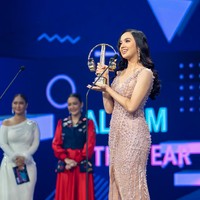 Saat menghadiri acara Indonesian Music Award, Lyodra tampil anggun dalam balutan gaun berwarna rose gold rancangan desainer Lisa Ju. Gaun yang dipenuhi dengan payet dan manik-manik itu tampak memperlihatkan lekuk tubuhnya. Foto: Instagram/lyodraofficial