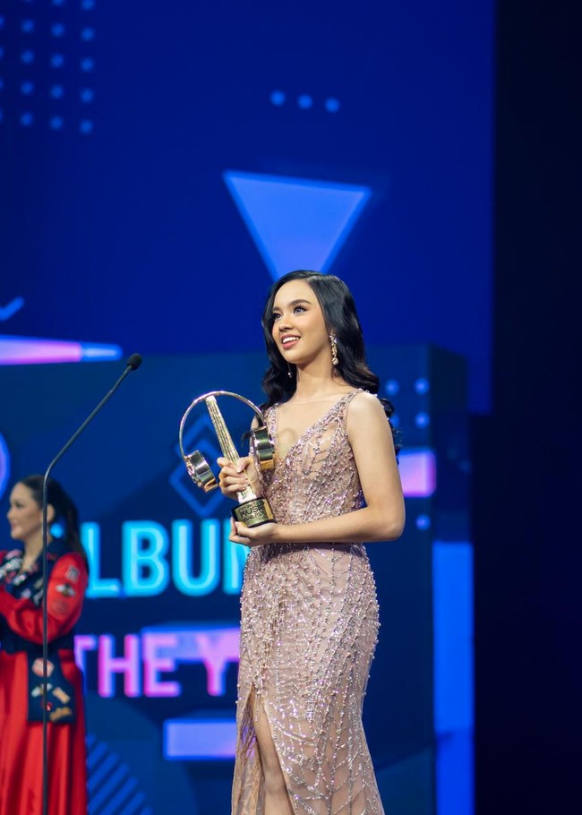 Tak pulang dengan tangan kosong, di acara Indonesian Music Award 2021 itu Lyodra berhasil memenangkan kategori Album of The Year. Beragam ucapan selamat pun tampak membanjiri akun media sosial Lyodra. Foto: Instagram/lyodraofficial