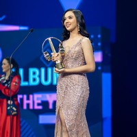 Tak pulang dengan tangan kosong, di acara Indonesian Music Award 2021 itu Lyodra berhasil memenangkan kategori Album of The Year. Beragam ucapan selamat pun tampak membanjiri akun media sosial Lyodra. Foto: Instagram/lyodraofficial