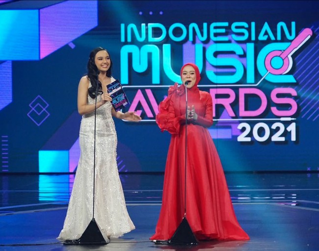 Selain gaun berwarna rose gold, Lyodra juga sempat tampil mengenakan gaun berwarna silver saat membacakan nominasi bersama Lesti Kejora. Sedangkan Lesti Kejora tampil dalam balutan busana berwarna merah. Foto: Instagram/officialrcti