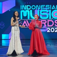 Selain gaun berwarna rose gold, Lyodra juga sempat tampil mengenakan gaun berwarna silver saat membacakan nominasi bersama Lesti Kejora. Sedangkan Lesti Kejora tampil dalam balutan busana berwarna merah. Foto: Instagram/officialrcti