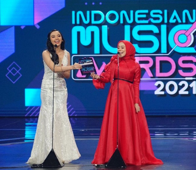 Nama Lyodra Ginting semakin dikenal usai dirinya mengikuti ajang pencarian bakat dan keluar sebagai pemenang di Indonesian Idol X. Namun sebelum mengikuti ajang tersebut, Lyodra sendiri rupanya sudah sering mengikuti beragam kompetisi, baik dalam maupun hingga ke luar negeri. Foto: Instagram/officialrcti