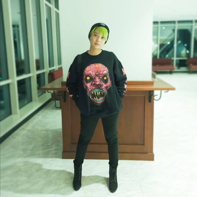 Leony yang tergabung dalam Trio Kwek-Kwek memiliki paras imut dan selalu tampil dengan rambut panjang saat masih jadi artis cilik. Kini di usia 34 tahun, ia lebih memilih tampil dengan gaya tomboy dan edgy. Foto: Instagram