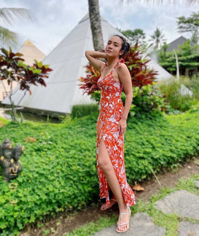 Dea Ananda, personil Trio Kwek-Kwek yang kini sudah menjadi istri dari Ariel Nidji lebih sering tampil dengan gaya chic dan simpel. Dress, jeans dan T-shirt pun jadi busana favoritnya. Foto: Instagram