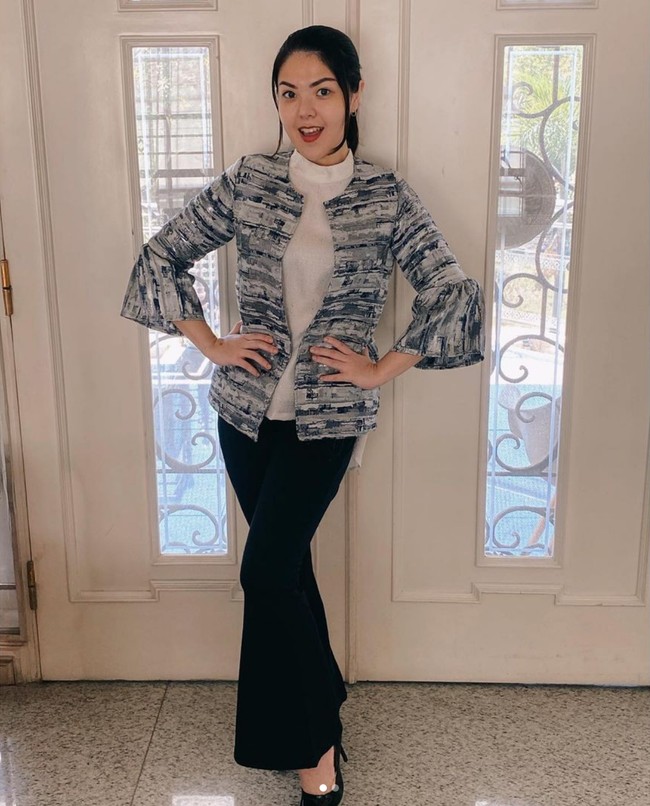 Pelantun lagu ‘Bolo-bolo’, Tina Toon, kerap tampil dengan gaya smart casual sejak jadi anggota DPRD DKI Jakarta.  Foto: Instagram