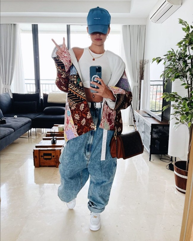 Agnez Mo kini dikenal sebagai pennyanyi dengan gaya nyentrik dan edgy. Ia pun tak ragu bereksperimen gaya mulai dari padu padan busana hingga model dan warna rambut. Foto: Instagram