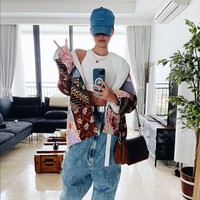 Agnez Mo kini dikenal sebagai pennyanyi dengan gaya nyentrik dan edgy. Ia pun tak ragu bereksperimen gaya mulai dari padu padan busana hingga model dan warna rambut. Foto: Instagram