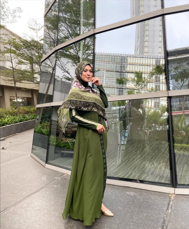 Delia Septianti mengawali kariernya sebagai personil Trio Laris di pertengahan 1990-an. Sempat vakum, ia kembali ke industri musik dengan menjadi vokalis untuk band Ecoutez. Wanita 36 tahun ini juga sempat membintangi sejumlah sinetron. Kini ia memilih tampil berhijab dengan gaya feminin. Foto: Instagram