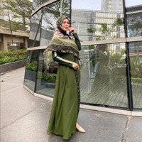 Delia Septianti mengawali kariernya sebagai personil Trio Laris di pertengahan 1990-an. Sempat vakum, ia kembali ke industri musik dengan menjadi vokalis untuk band Ecoutez. Wanita 36 tahun ini juga sempat membintangi sejumlah sinetron. Kini ia memilih tampil berhijab dengan gaya feminin. Foto: Instagram