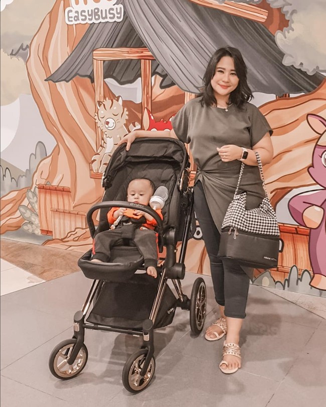 Chikita Meidy yang populer dengan lagu ‘Kuku Ku’ kini sudah jadi ibu dari satu orang anak. Sehari-harinya ia tampil dengan gaya feminin casual. Foto: Instagram
