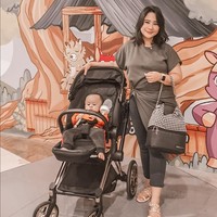 Chikita Meidy yang populer dengan lagu ‘Kuku Ku’ kini sudah jadi ibu dari satu orang anak. Sehari-harinya ia tampil dengan gaya feminin casual. Foto: Instagram