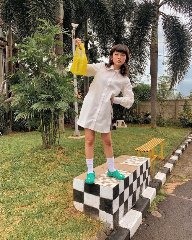 Sonia Eryka dulu dikenal dengan nama Sonia Isabella. Kakak dari Rich Brian ini populer sebagai penyanyi cilik lewat lagu ‘Tulalit’. Kini Sonia lebih dikenal sebagai content creator dan influencer. Gayanya selalu fashionable dan berani padu-padan busana. Foto: Instagram