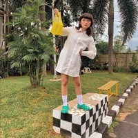 Sonia Eryka dulu dikenal dengan nama Sonia Isabella. Kakak dari Rich Brian ini populer sebagai penyanyi cilik lewat lagu ‘Tulalit’. Kini Sonia lebih dikenal sebagai content creator dan influencer. Gayanya selalu fashionable dan berani padu-padan busana. Foto: Instagram