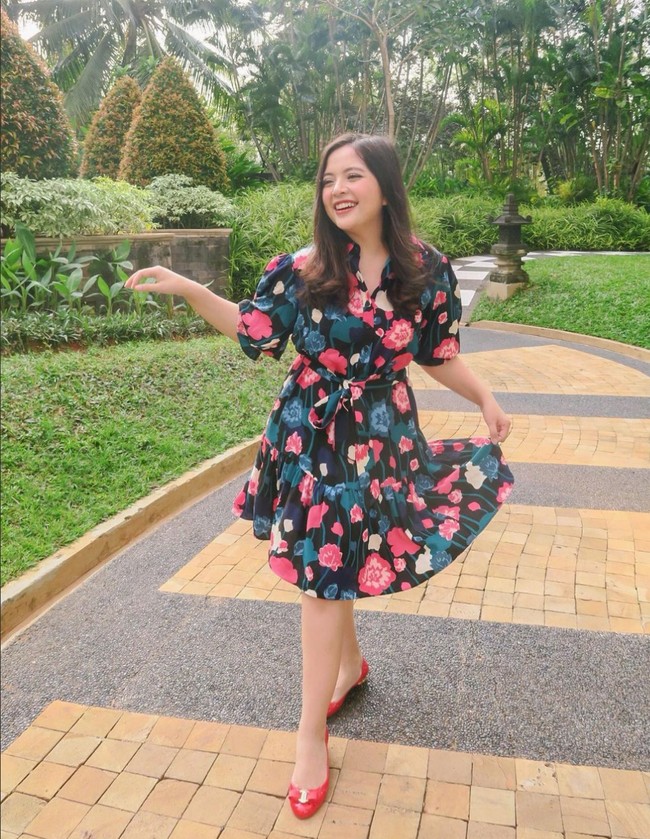 Siapa yang tidak tahu lagu ‘Libur Telah Tiba?’ Tasya Kamila mengawali kariernya sebagai bintang pasta gigi yang menggemaskan, kemudian merambah ke industri musik. Tasya kini memiliki satu orang anak dan lebih sering tampil feminin dengan rambut panjang yang selalu dipertahankan sejak kecil. Foto: Instagram