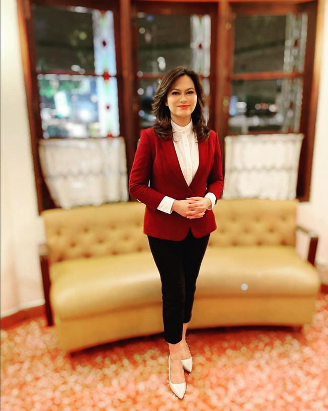 Widya Saputra merupakan mantan penyanyi cilik yang tergabung dalam Trio Laris. Kini wanita 36 tahun ini berprofesi sebagai presenter acara televisi yang sering tampil smart dan chic dengan setelan blazer serta celana panjang. Foto: Instagram