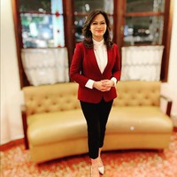 Widya Saputra merupakan mantan penyanyi cilik yang tergabung dalam Trio Laris. Kini wanita 36 tahun ini berprofesi sebagai presenter acara televisi yang sering tampil smart dan chic dengan setelan blazer serta celana panjang. Foto: Instagram