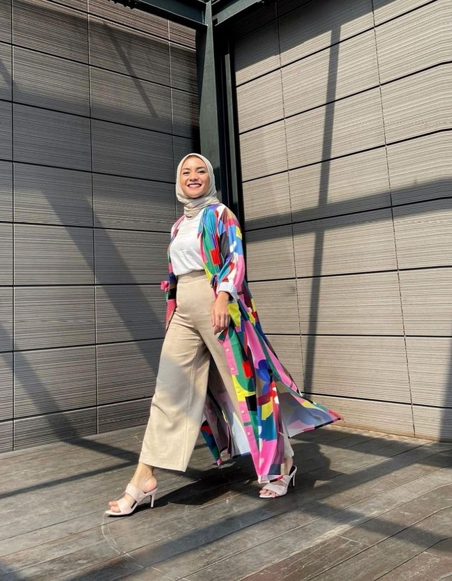 Enno Lerian populer lewat lagu ‘Si Nyamuk Nakal’ dan ‘Dakocan’. Ia mengawali kariernya sejak usia 9 tahun. Kini wanita 38 tahun tersebut tampil berhijab. Kemeja, blouse longgar dan outer jadi outfit favoritnya. Foto: Instagram