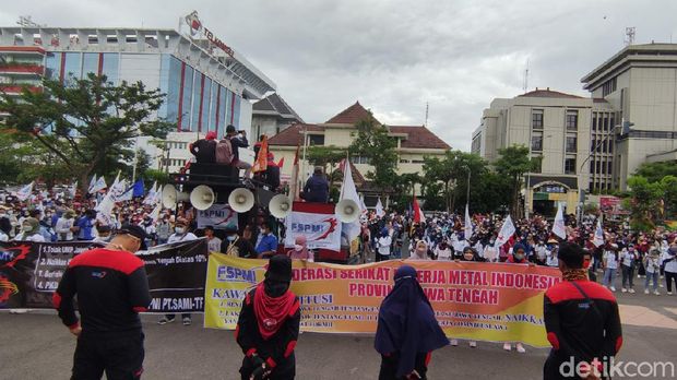 Massa buruh demo soal UMK 2022 di depan kantor Gubernur Jateng, Semarang, Selasa (7/12/2021).