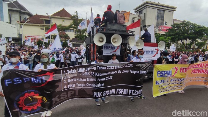 Massa buruh demo soal UMK 2022 di depan kantor Gubernur Jateng, Semarang, Selasa (7/12/2021).
