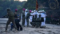 Penyematan baret ungu dipimpin langsung oleh Kepala Staf TNI Angkatan Laut (Kasal) Laksamana TNI Yudo Margono didampingi Komandan Korps Marinir (Dankormar) Mayor Jenderal TNI (Mar) Suhartono.
