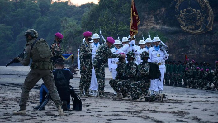 Melihat Proses Pembaretan Prajurit Marinir Penyematan Baret Ungu Prajurit Petarung Korps Marinir dilaksanakan di Pantai Baruna, Malang. Ada 512 prajurit yang menerima baret.