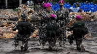 Laksamana TNI Yudo Margono menyematkan baret ungu pada prajurit terbaik.
