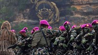 Ekspresi para prajurit usai upacara pembaretan.