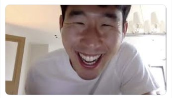 Meme Heung Min Son tertawa ngakak melihat performa terkini Arsenal. Foto: Twitter