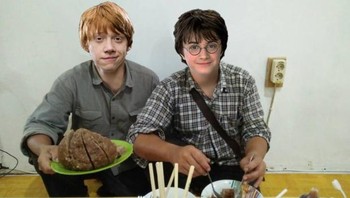 Ron Weasley dan Harry Potter reunian makan baso bareng. Foto: (@siryidi/Twitter)