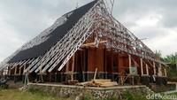 Perbaikan gedung gedung Geo Theater kali ini difokuskan pada bagian atapnya dengan target selesai akhir tahun 2021. Seperti inilah progres perbaikan atap gedung kesenian Geo Theater di Rancakalong, Kabupaten Sumedang dengan pagu anggaran Rp 880 juta.
