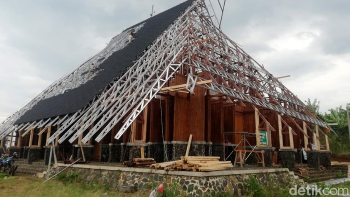 Gedung Geo Theater di Sumedang diperbaiki usai rusak terdampak puting beliung akhir tahun 2020 lalu. Perbaikan kali ini difokuskan pada bagian atap gedung.