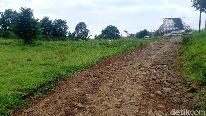 Menanti Rampungnya Perbaikan Gedung Geo Theater Sumedang Gedung Geo Theater di Sumedang diperbaiki usai rusak terdampak puting beliung akhir tahun 2020 lalu. Perbaikan kali ini difokuskan pada bagian atap gedung.