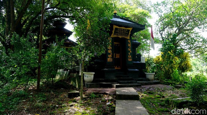 Sumpah Palapa diikrarkan Gajah Mada untuk satukan nusantara. Makam Panggung di belakang Pedapa Agung ini pun diyakini jadi lokasi Gajah Mada ikrarkan sumpahnya.