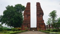 Sementara itu, Arkeolog Balai Pelestarian Cagar Budaya (BPCB) Jatim menjelaskan Makam Panggung tidak terkait dengan sejarah Gajah Mada. Menurutnya, beberapa sumber sejarah menyebutkan baru sebatas Candi atau Gapura Wringinlawang saja yang diduga mempunyai keterkaitan dengan Mahapatih Majapahit.
