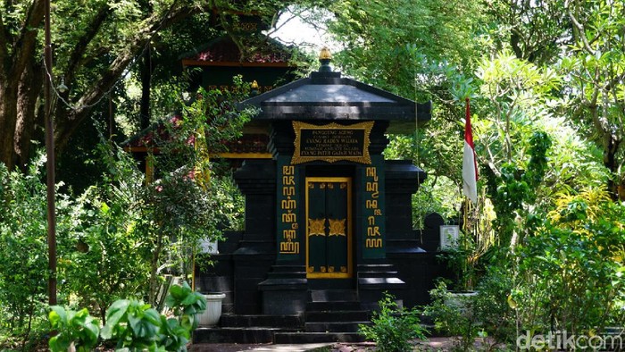 Sumpah Palapa diikrarkan Gajah Mada untuk satukan nusantara. Makam Panggung di belakang Pedapa Agung ini pun diyakini jadi lokasi Gajah Mada ikrarkan sumpahnya.