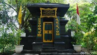 Makam Panggung di belakang Pendapa Agung Desa/Kecamatan Trowulan, Mojokerto diyakini sebagian orang menjadi tempat Mahapatih Gajah Mada mengikrarkan Sumpah Palapa untuk pertama kalinya, salah satunya Suroto (39), Juru Kunci Makam Panggung. Menurutnya, Mahapatih Majapahit itu semacam meminta restu dari Tuhan Yang Maha Kuasa sebelum mengikrarkan sumpah untuk menyatukan Nusantara itu di hadapan Ratu Tribhuwana Tunggadewi dan para menteri.
