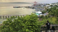 Berada di pinggir laut, tempat ini menjadi salah satu lokasi spot untuk menikmati sunset di NTT.