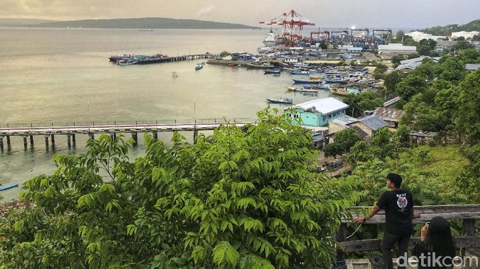 Menikmati Senja di Cafe Tebing Kupang Cafe Tebing menjadi salah satu lokasi spot untuk menikmati sunset di Kupang, NTT. Yuk kita lihat.