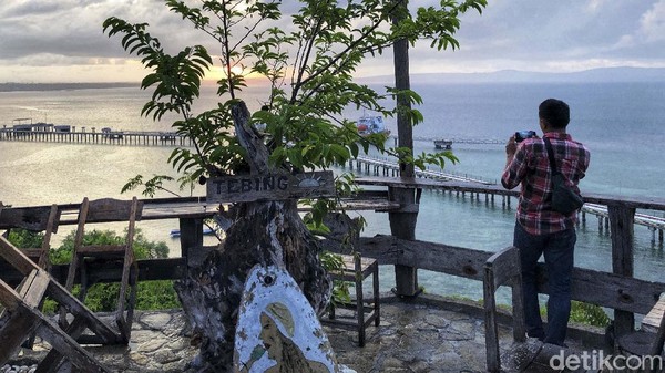 Berada di atas tebing sesuai namanya, pengunjung yang didominasi para remaja ini terlihat berselfie ria, menggunakan ponsel mereka sebelum matahari terbenam. Berada di atas tebing sesuai namanya, pengunjung yang didominasi para remaja ini terlihat berselfie ria, menggunakan ponsel mereka sebelum matahari terbenam.