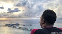 Bila berada di Kota Kupang pengunjung dapat menempuh perjalanan darat selama 20 menit, tempat ini cocok bagi pengunjung yang ingin menikmati sunset saat berkunjung ke Nusa Tenggara Timur.