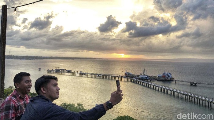 Menikmati Senja di Cafe Tebing Kupang Cafe Tebing menjadi salah satu lokasi spot untuk menikmati sunset di Kupang, NTT. Yuk kita lihat.