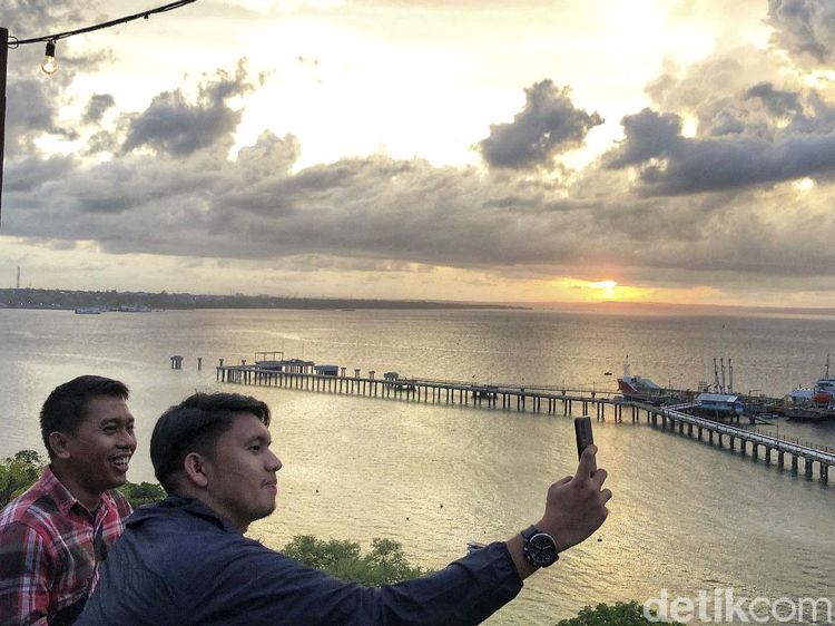 Menikmati Senja di Cafe Tebing Kupang