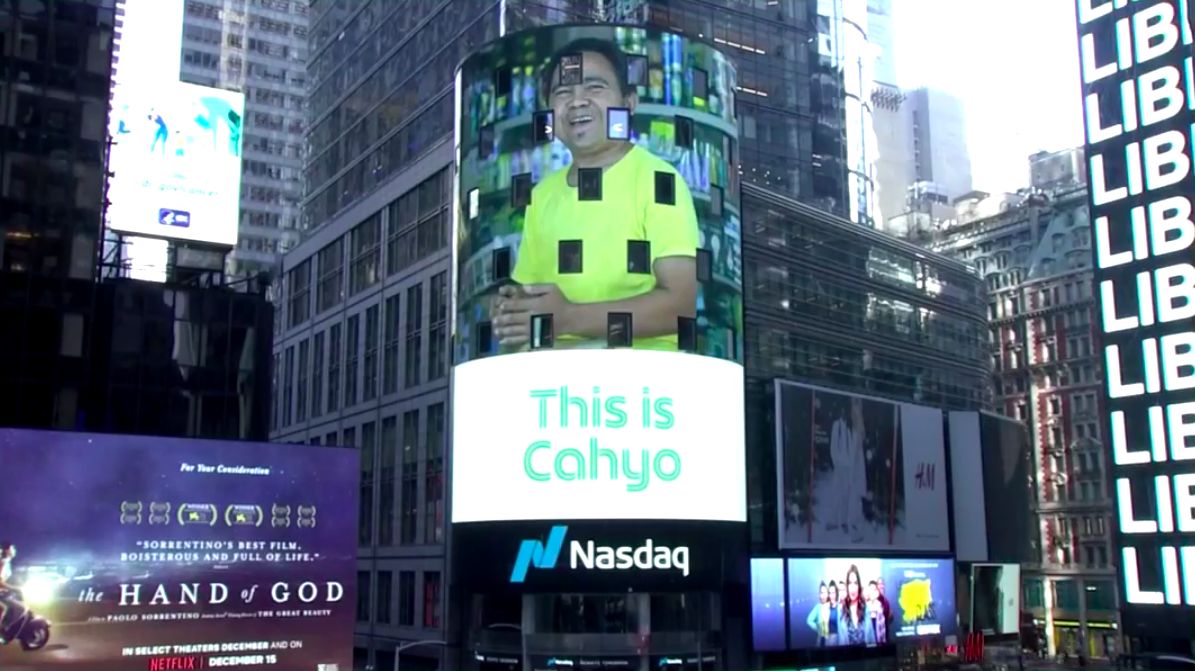 Foto-foto mitra Grab termasuk dari Indonesia terpajang di Times Square, New York seiring melantainya Grab di bursa saham NASDAQ