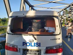 Potret 4 Mobil Rusak-7 Polisi Luka Saat Tangkap Pembakar Kantor Desa Maluku