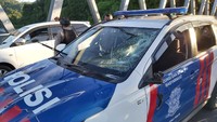 Polisi yang terdesak kemudian membubarkan massa dengan menembakan gas air mata dan tembakan menggunakan peluru karet.