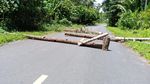 Potret 4 Mobil Rusak-7 Polisi Luka Saat Tangkap Pembakar Kantor Desa Maluku